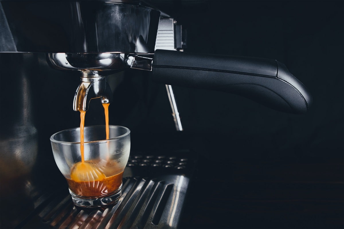 Sự khác biệt giữa cà phê pha phin và cà phê pha máy 7 tim st martin ijnac0vyqgs unsplash min d7a68591f55a4307b40a0b1ce769e27c